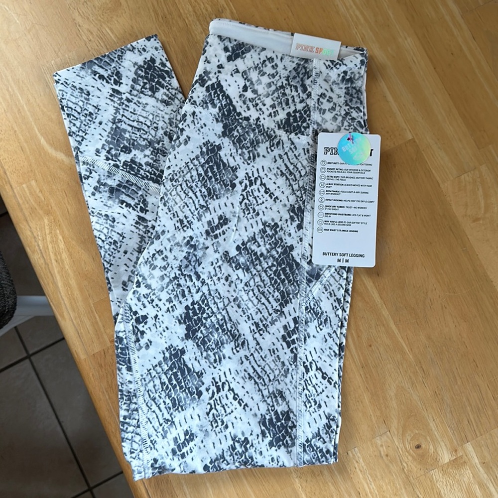 Women’s VS Pink Leggings. NEW Size medium